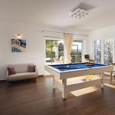 Вилла Mermaid - Heated Pool, Sea Views & 120m I Split Riviera