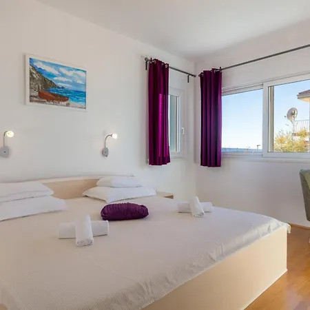 Вилла Mermaid - Heated Pool, Sea Views & 120m I Split Riviera