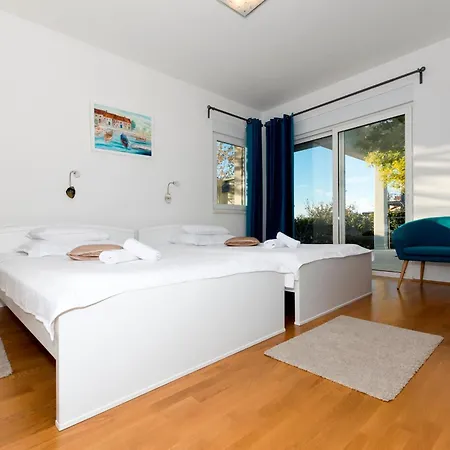 Вилла Mermaid - Heated Pool, Sea Views & 120m I Split Riviera *
