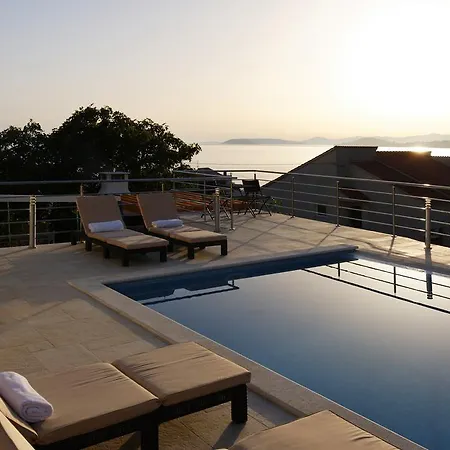 Mermaid - Heated Pool, Sea Views & 120m I Split Riviera *