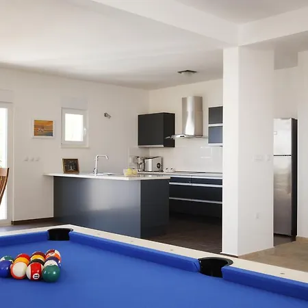 Mermaid - Heated Pool, Sea Views & 120m I Split Riviera Подстрана