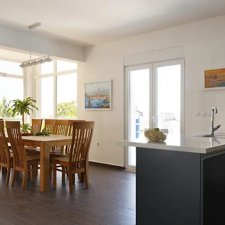 Mermaid - Heated Pool, Sea Views & 120m I Split Riviera *